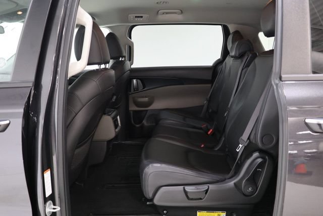 Used 2025 Kia Carnival FWD image 31