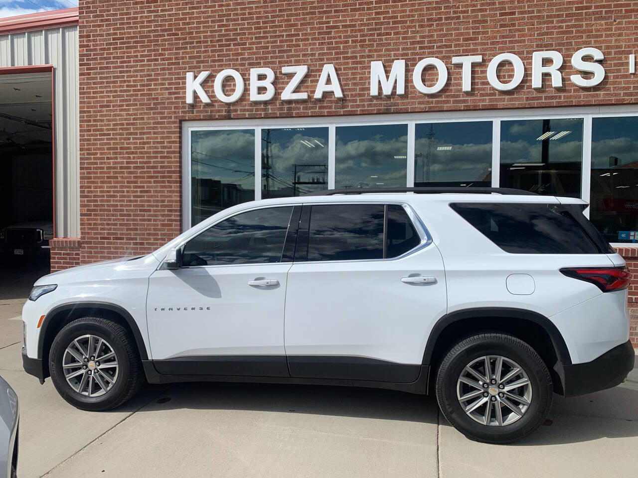 Used 2022 Chevrolet Traverse LT image 2