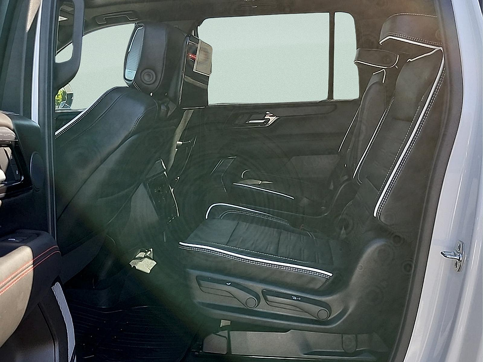 Used 2025 GMC Yukon XL AT4 Ultimate AWD/4WD image 13