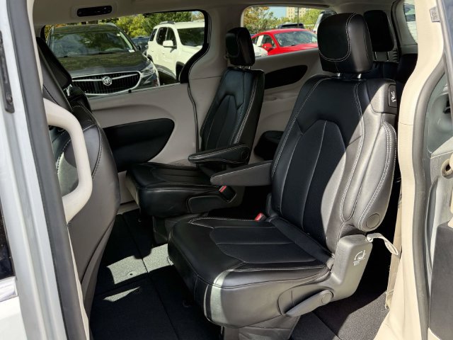 Used 2024 Chrysler Pacifica Touring-L FWD image 12