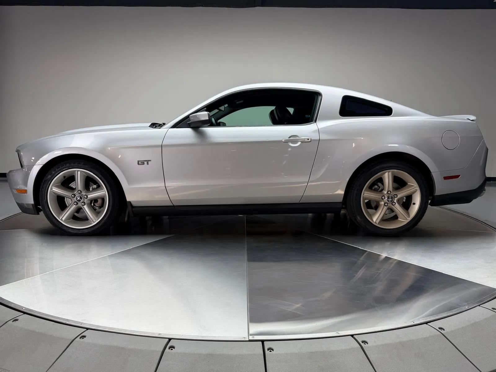 Used 2010 Ford Mustang GT RWD image 4