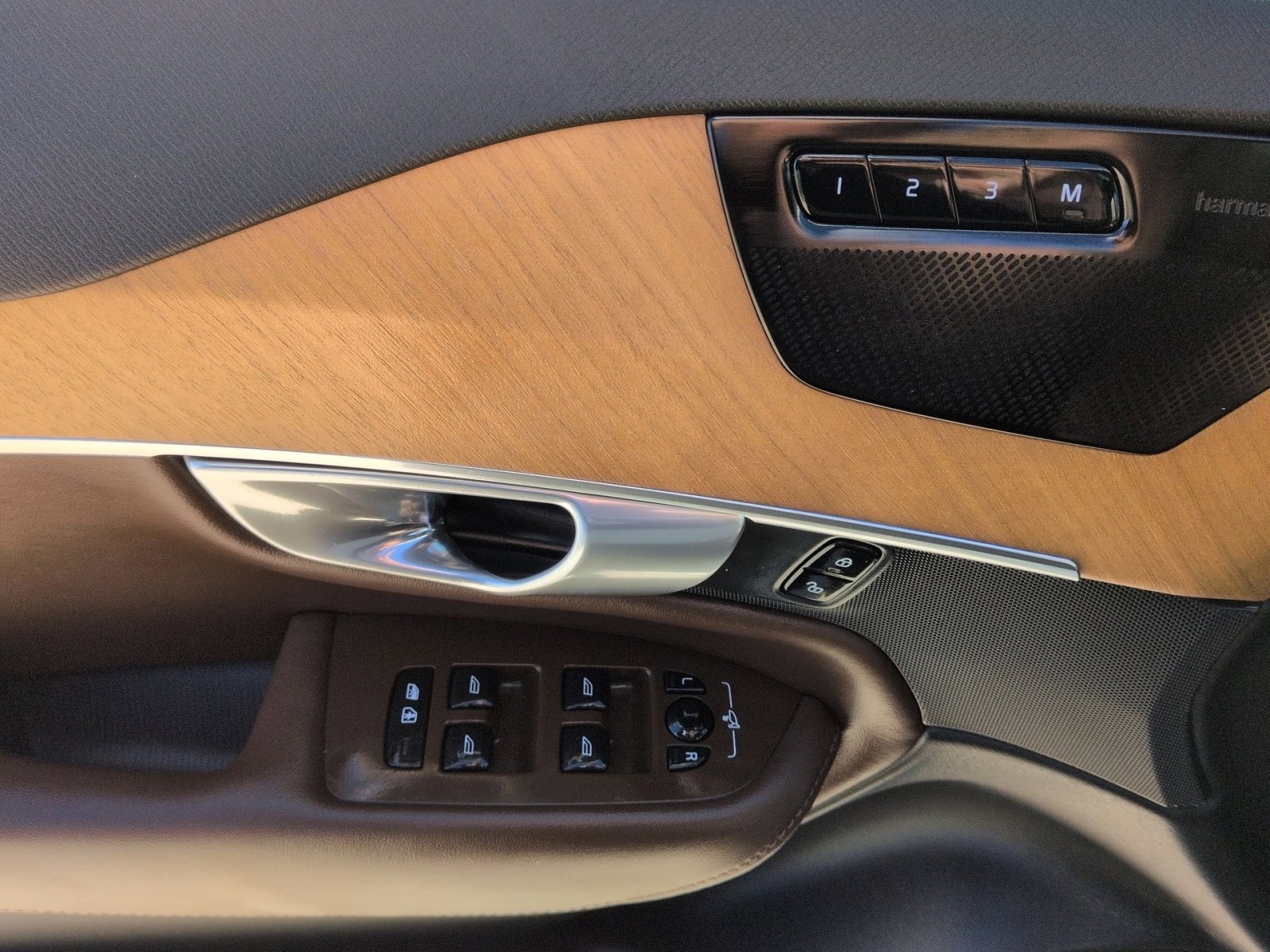 Used 2024 Volvo XC90 B6 Plus image 15