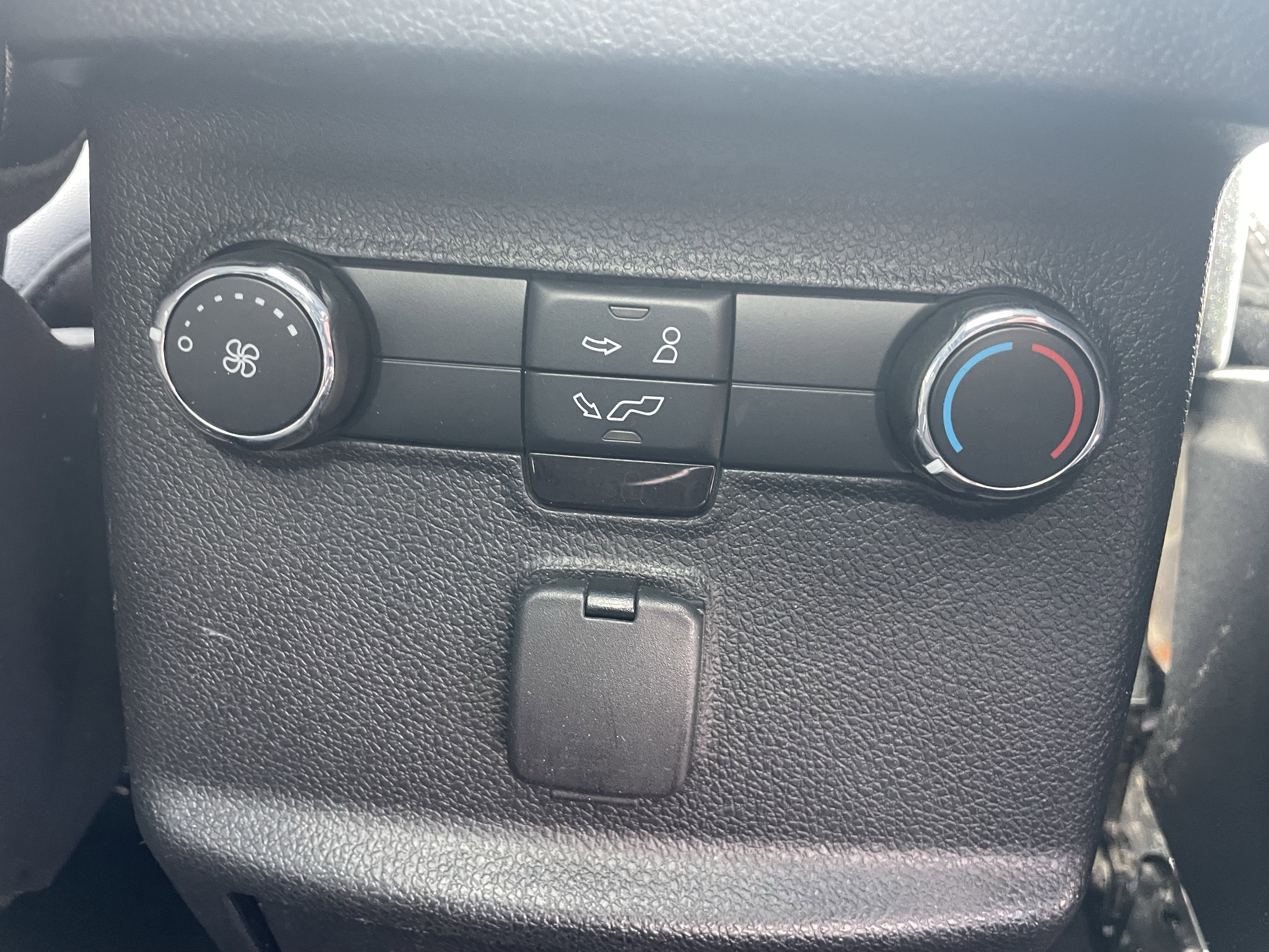 Used 2016 Ford Explorer XLT w/ Equipment Group 202A image 30