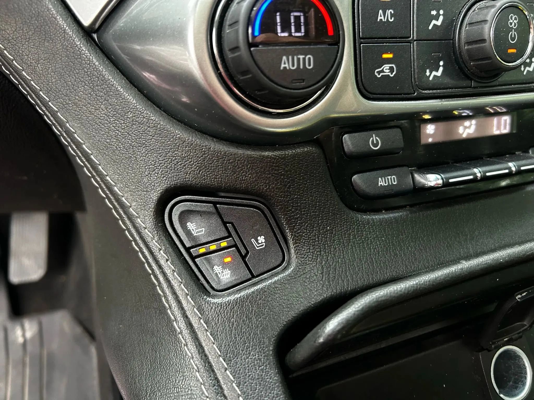 Used 2018 Chevrolet Suburban Premier image 27