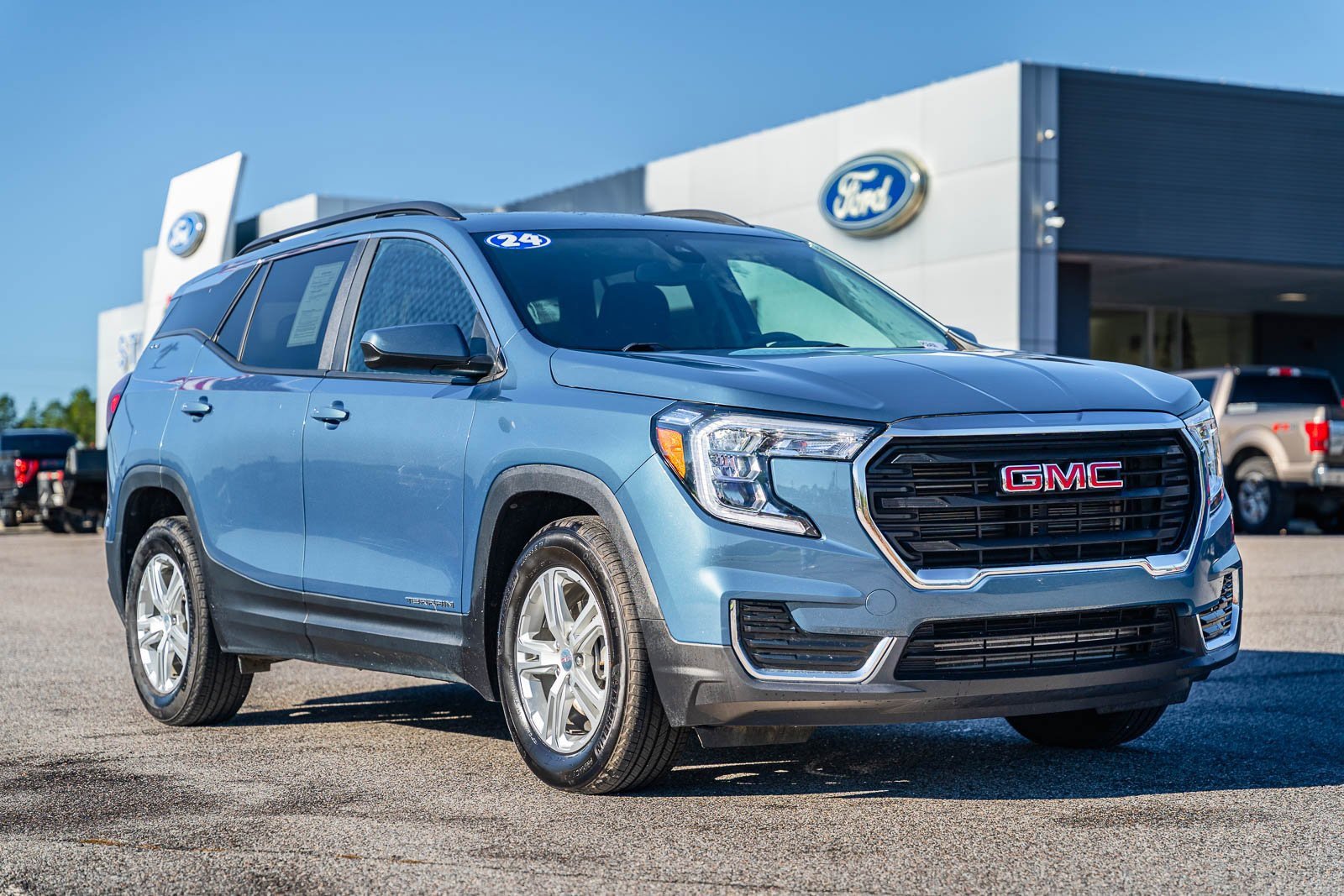 Used 2024 GMC Terrain SLE w/ Driver Convenience Package image 1