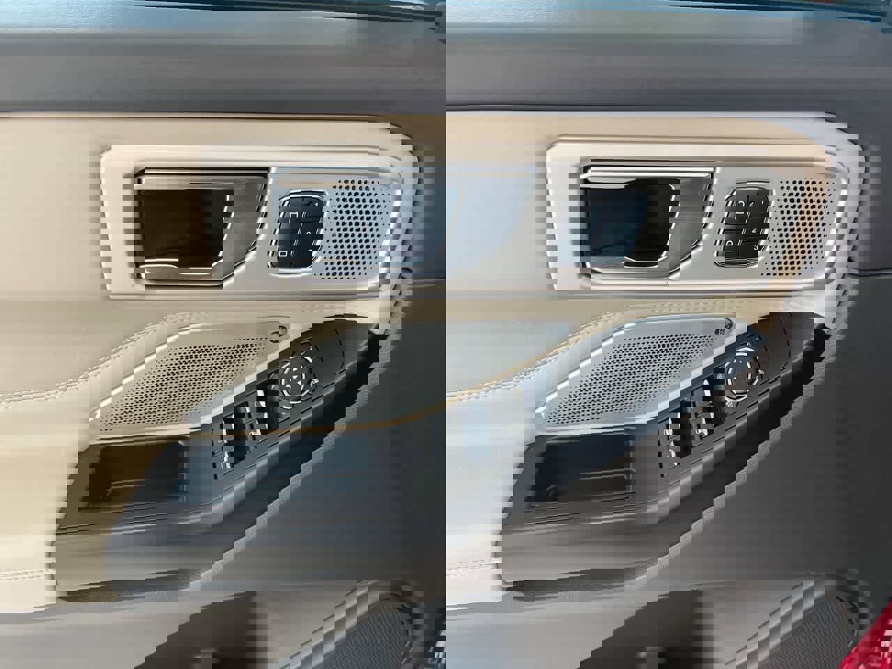 Used 2020 Ford Explorer Platinum w/ Premium Technology Package image 13