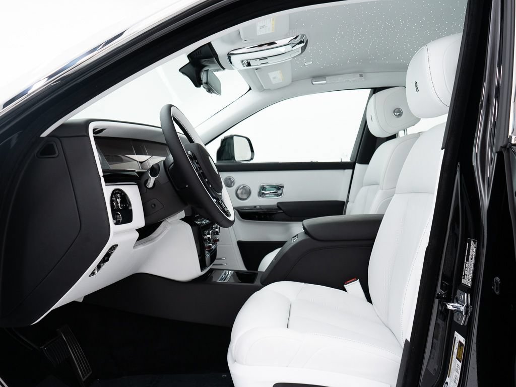 Certified 2026 Rolls-Royce Phantom Sedan w/ Leather Finishing Pack RWD image 16