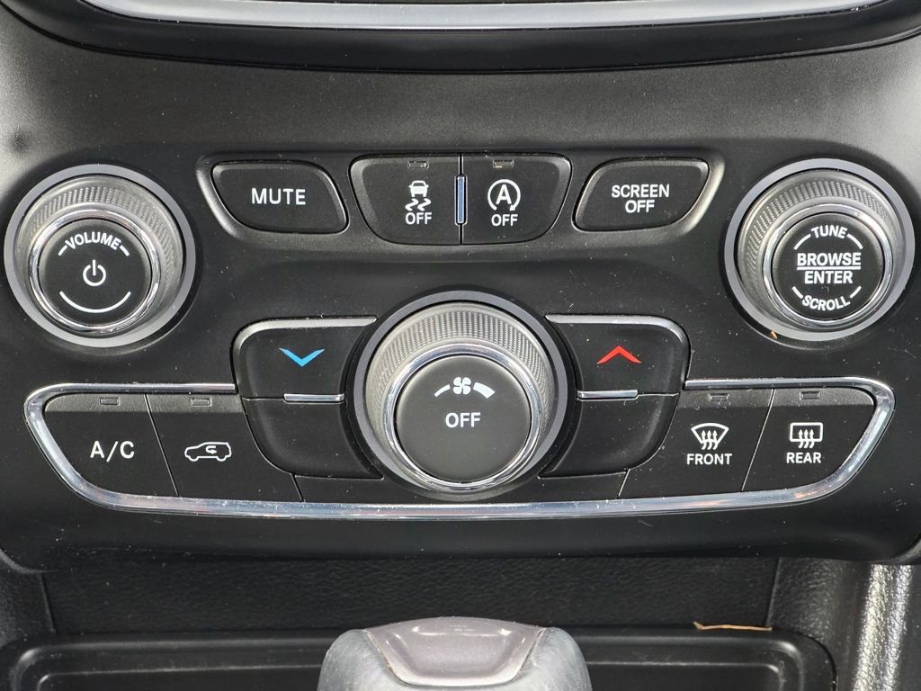 Used 2019 Jeep Cherokee Latitude Plus image 14