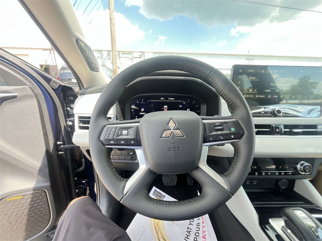 New 2025 Mitsubishi Outlander SE image 14