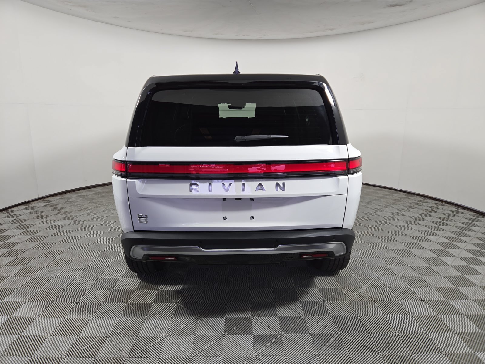Used 2024 Rivian R1S Adventure Dual AWD/4WD image 4