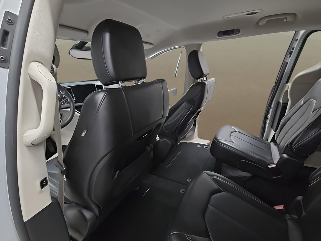 Used 2024 Chrysler Pacifica Touring-L image 14