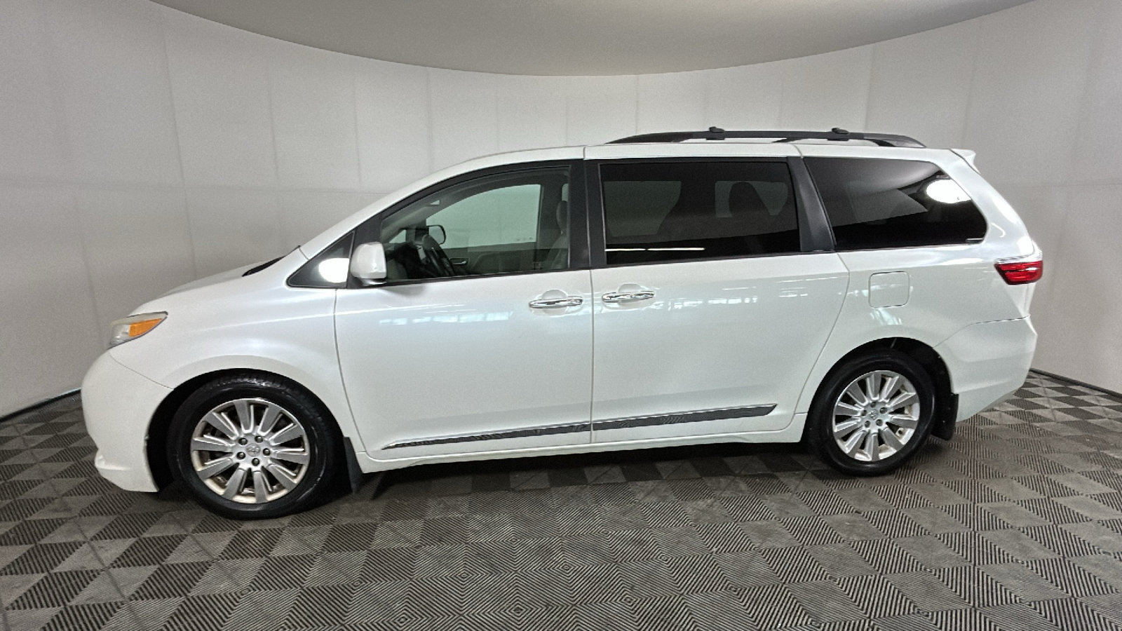 Used 2015 Toyota Sienna XLE Premium AWD/4WD image 7