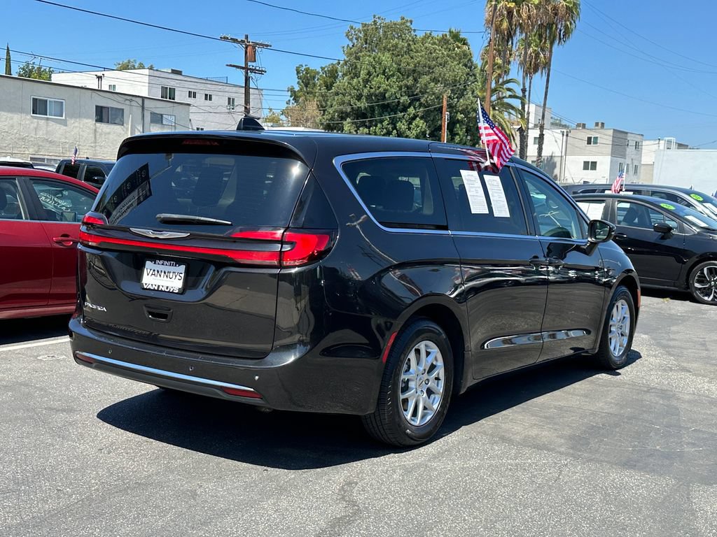 Used 2023 Chrysler Pacifica Touring-L FWD image 6