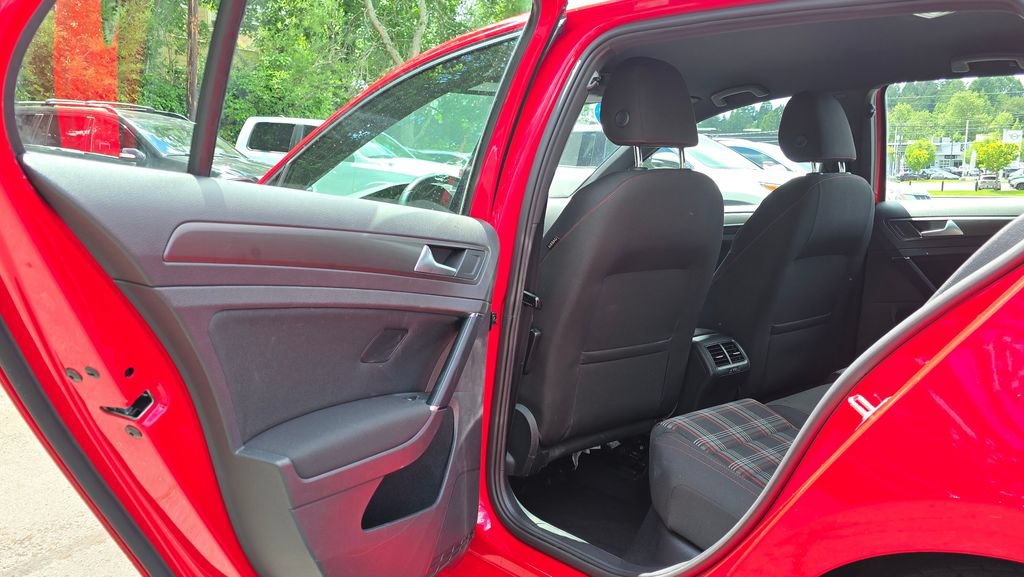 Used 2018 Volkswagen Golf 4-Door FWD image 16