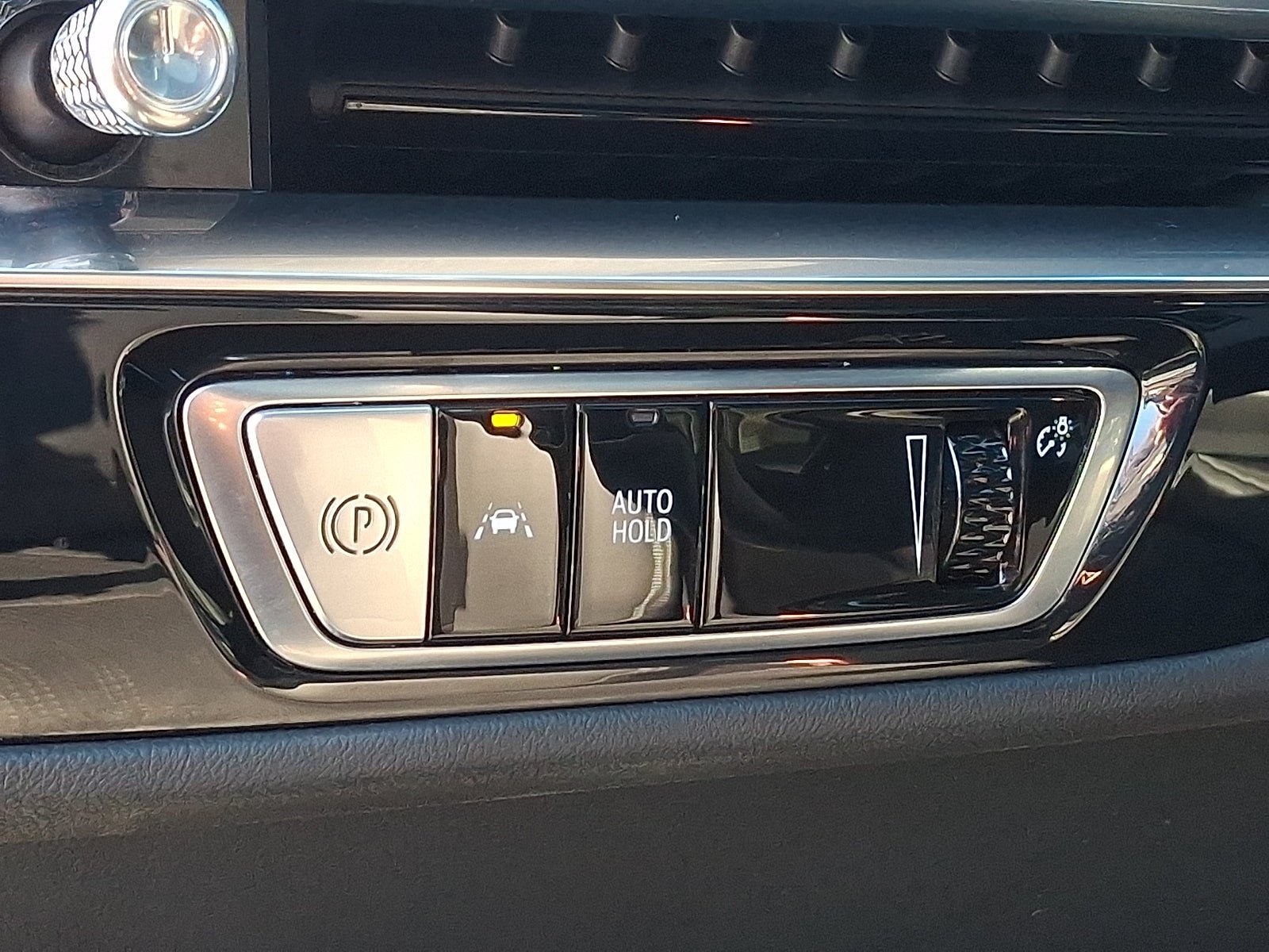 Certified 2024 Cadillac Lyriq Luxury AWD/4WD image 32