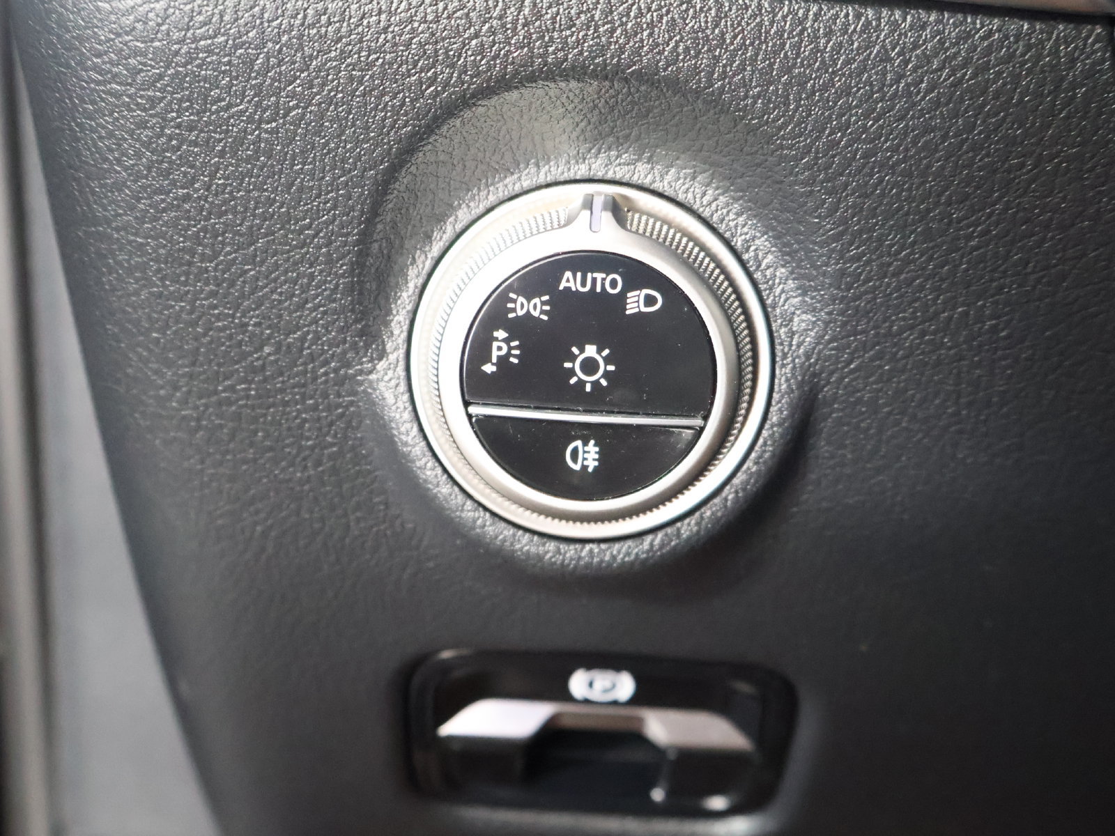 Used 2025 Mercedes-Benz C 300 4MATIC Sedan image 33