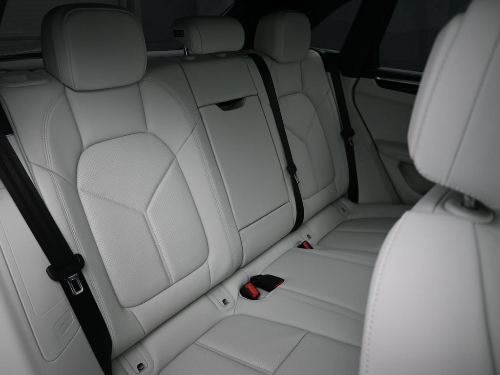 Certified 2026 Porsche Macan AWD/4WD image 27