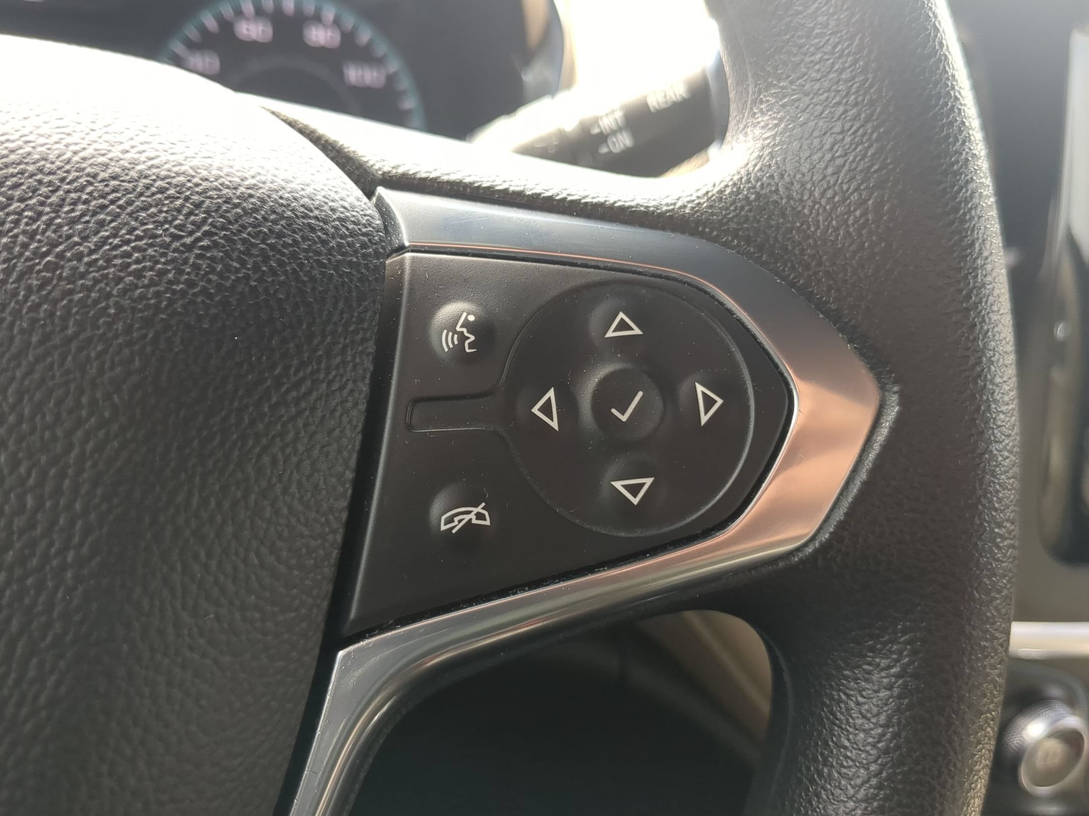 Used 2023 Chevrolet Traverse LS FWD image 22