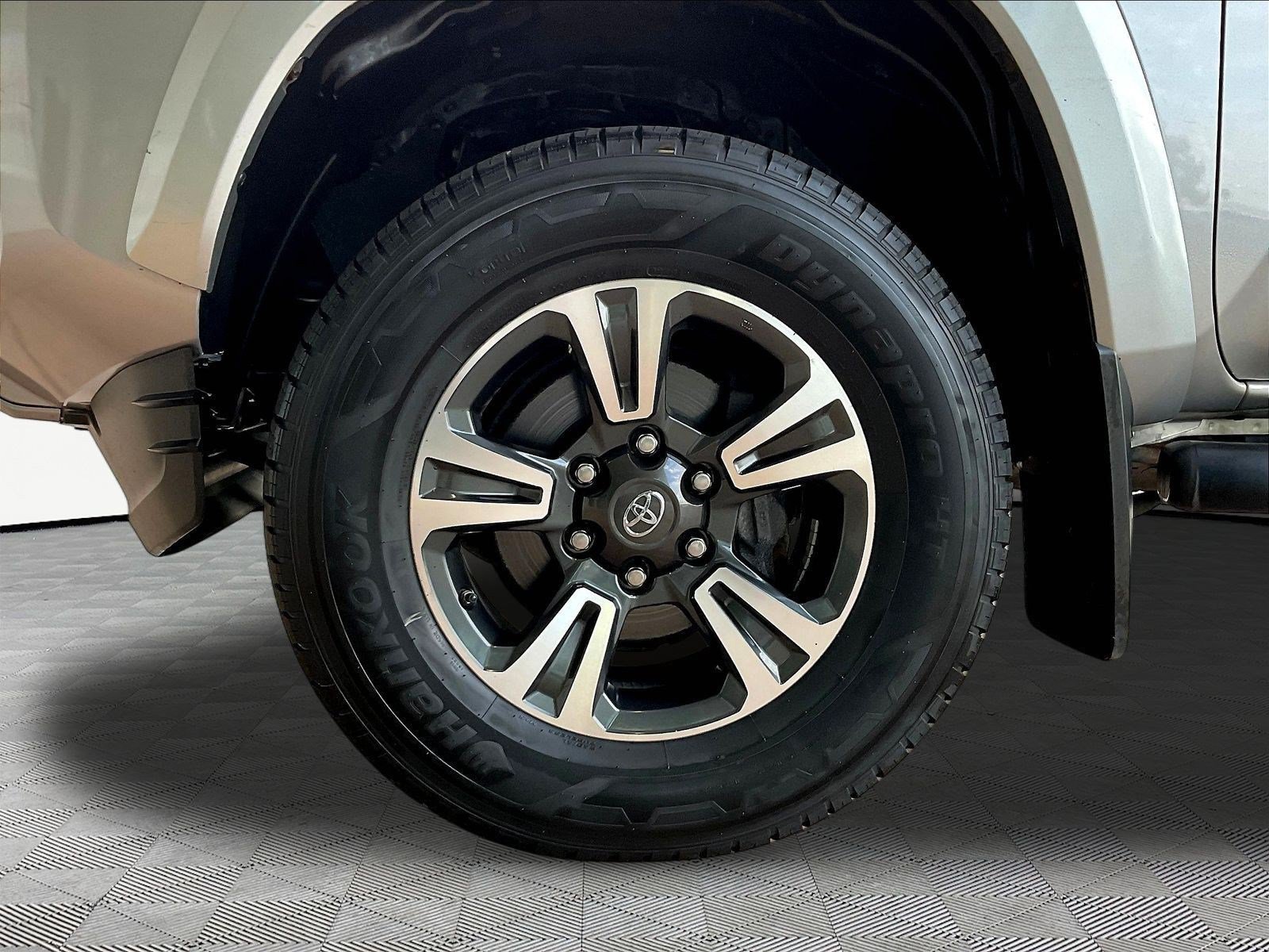 Used 2017 Toyota Tacoma SR5 RWD image 32