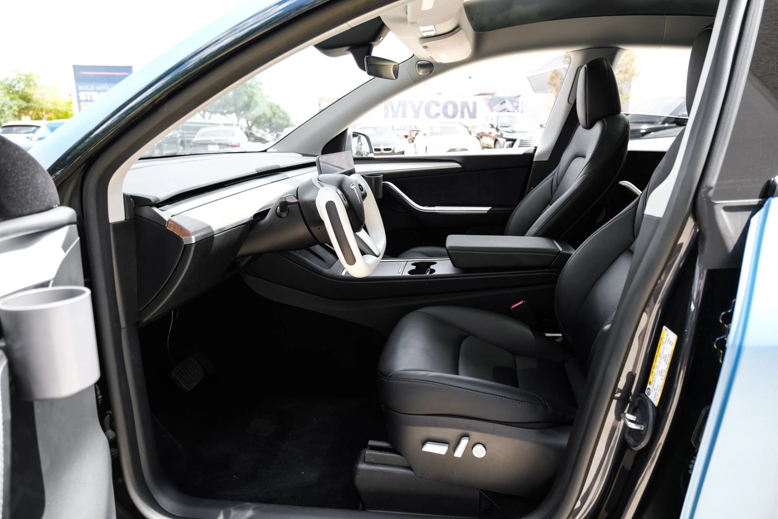 Used 2025 Tesla Model Y Long Range RWD image 3