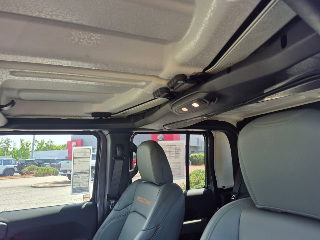 Used 2025 Jeep Gladiator Mojave w/ Convenience Group AWD/4WD image 18