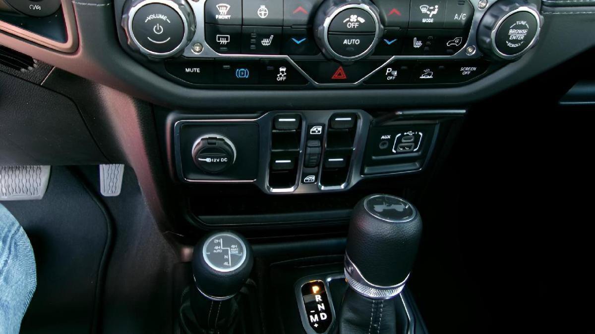 Used 2025 Jeep Wrangler Unlimited Sahara w/ Safety Group AWD/4WD image 14