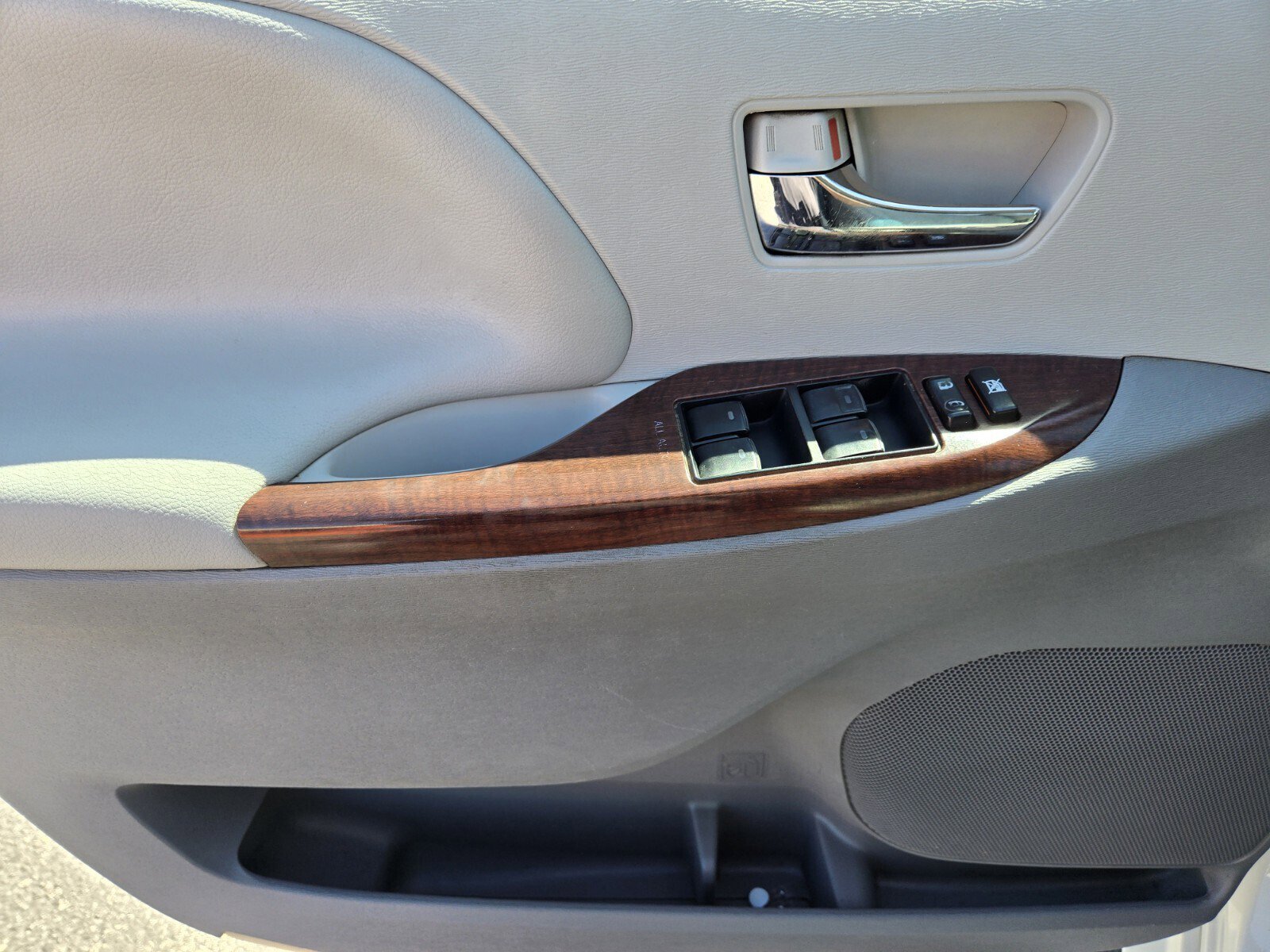 Used 2012 Toyota Sienna XLE FWD image 16