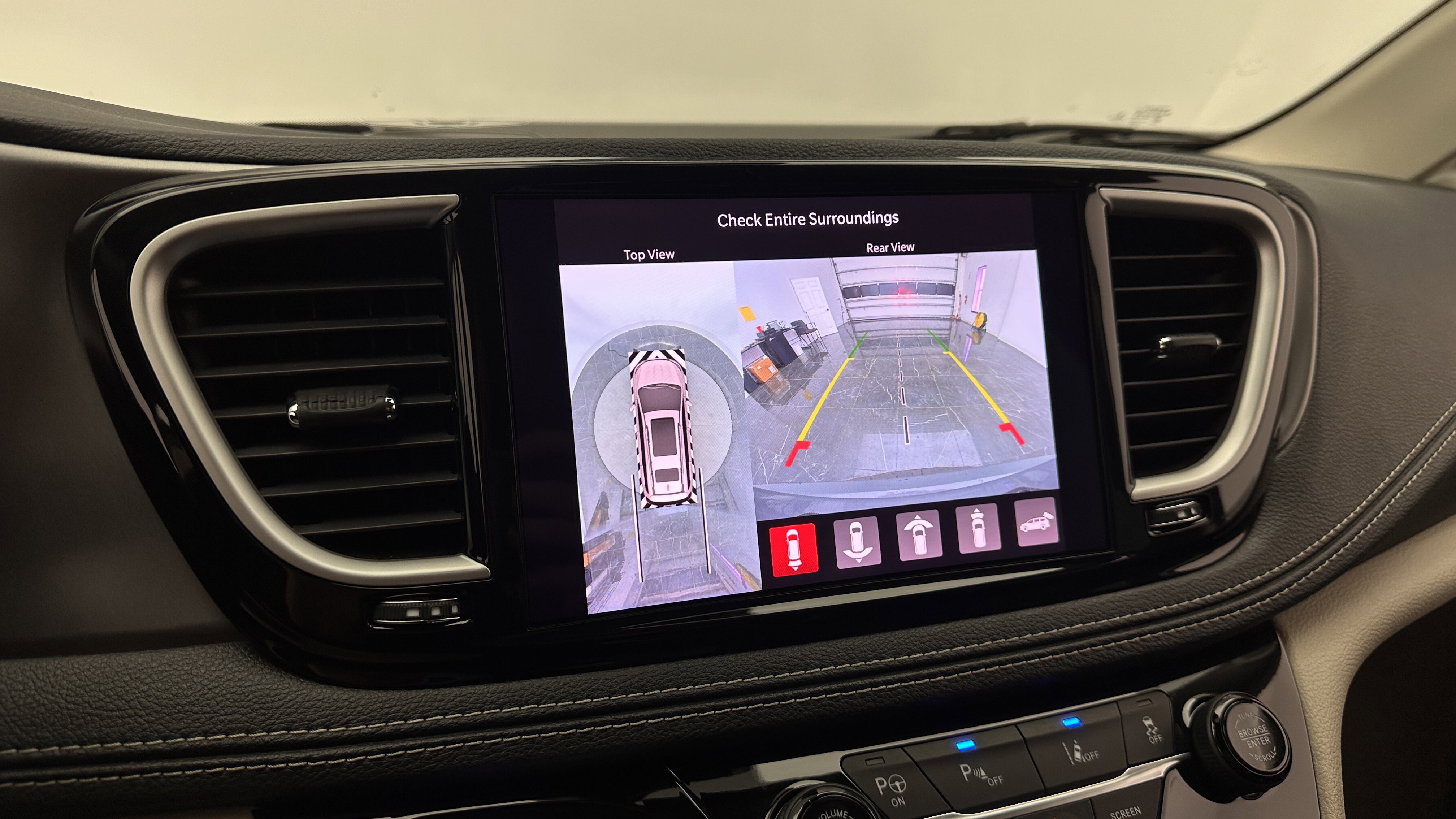 Used 2022 Chrysler Pacifica Touring-L w/ Uconnect Theater Family Group FWD image 23