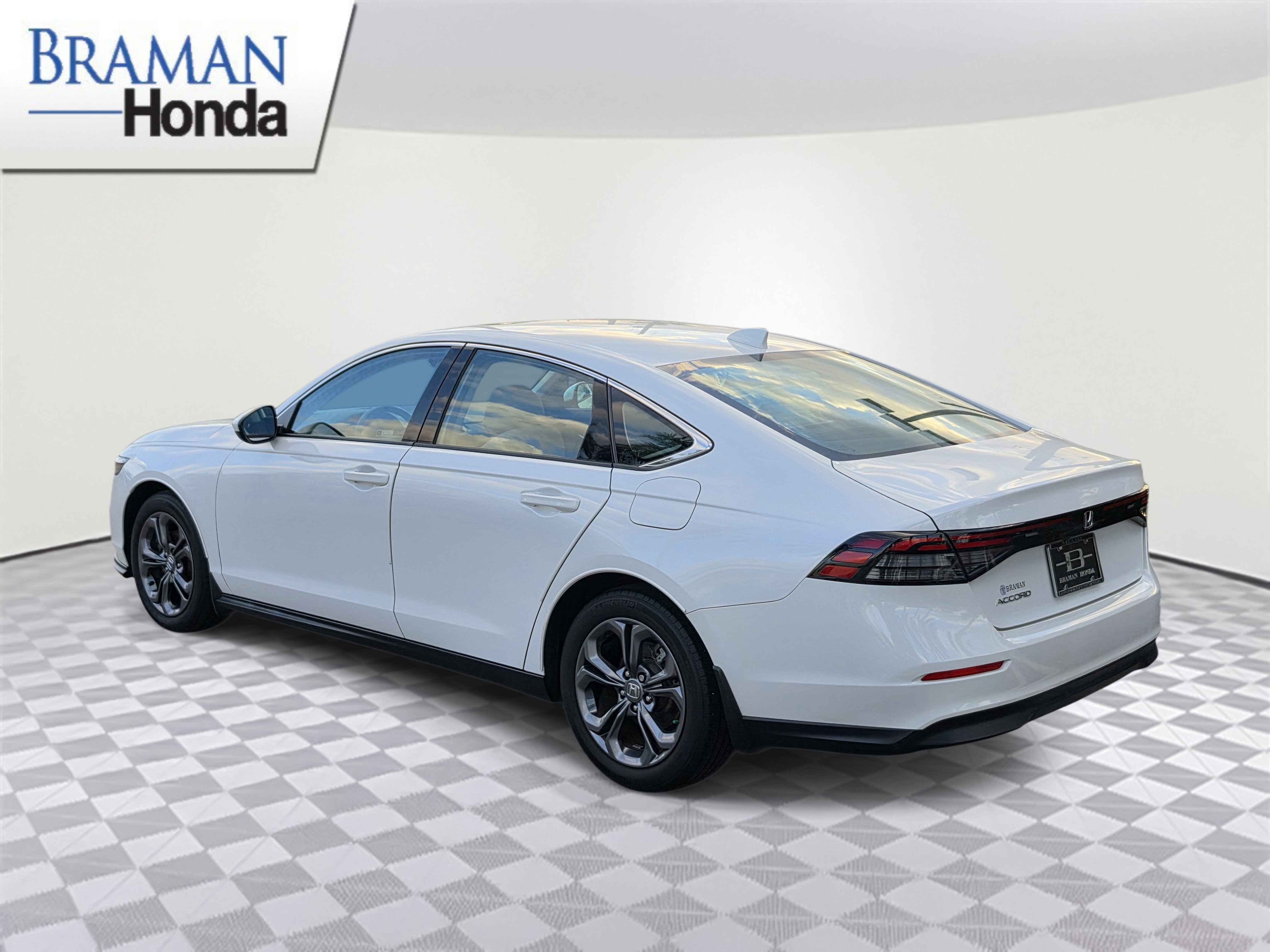 Certified 2023 Honda Accord EX image 4