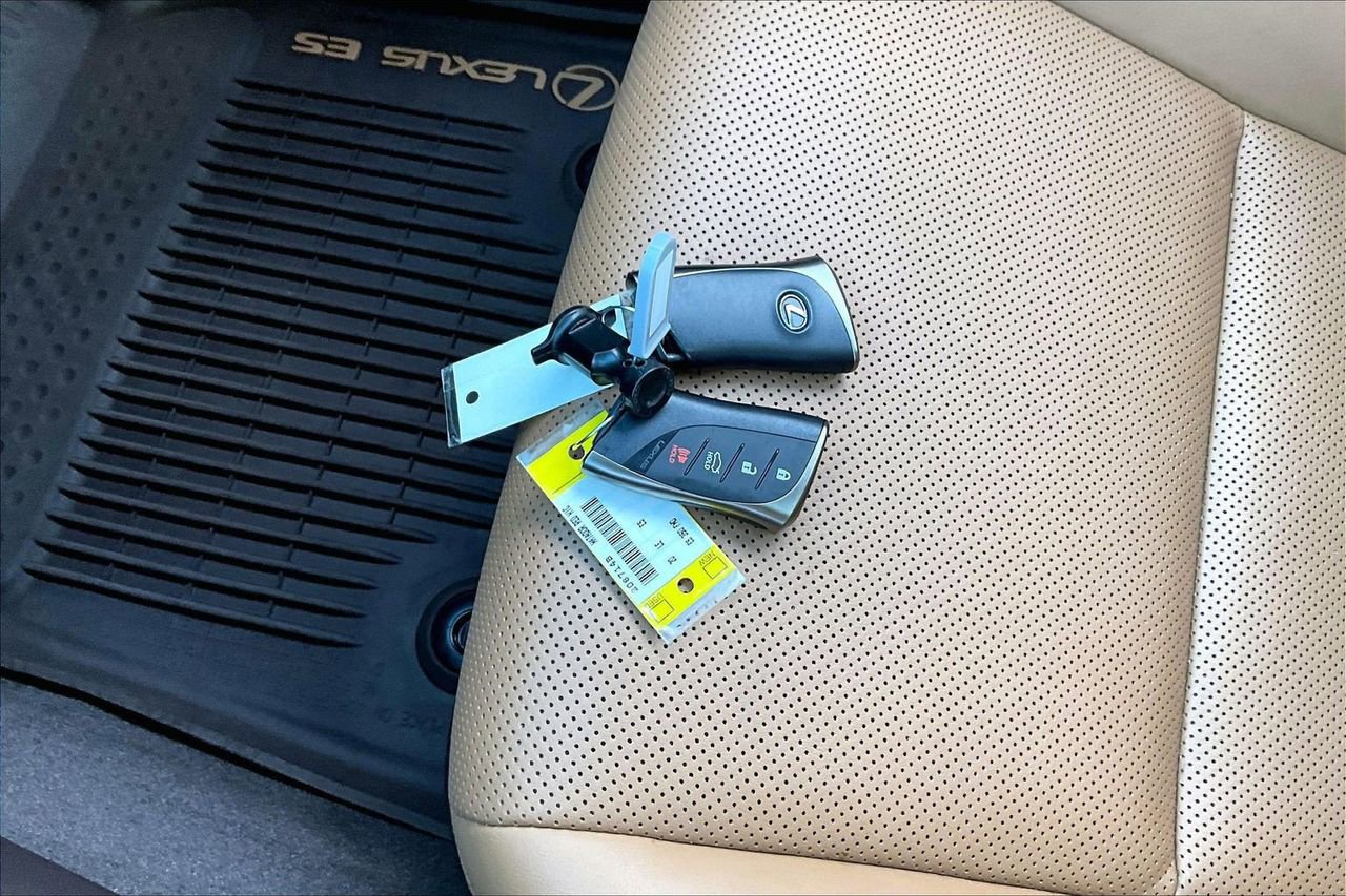 Used 2020 Lexus ES 350 w/ Premium Package image 32