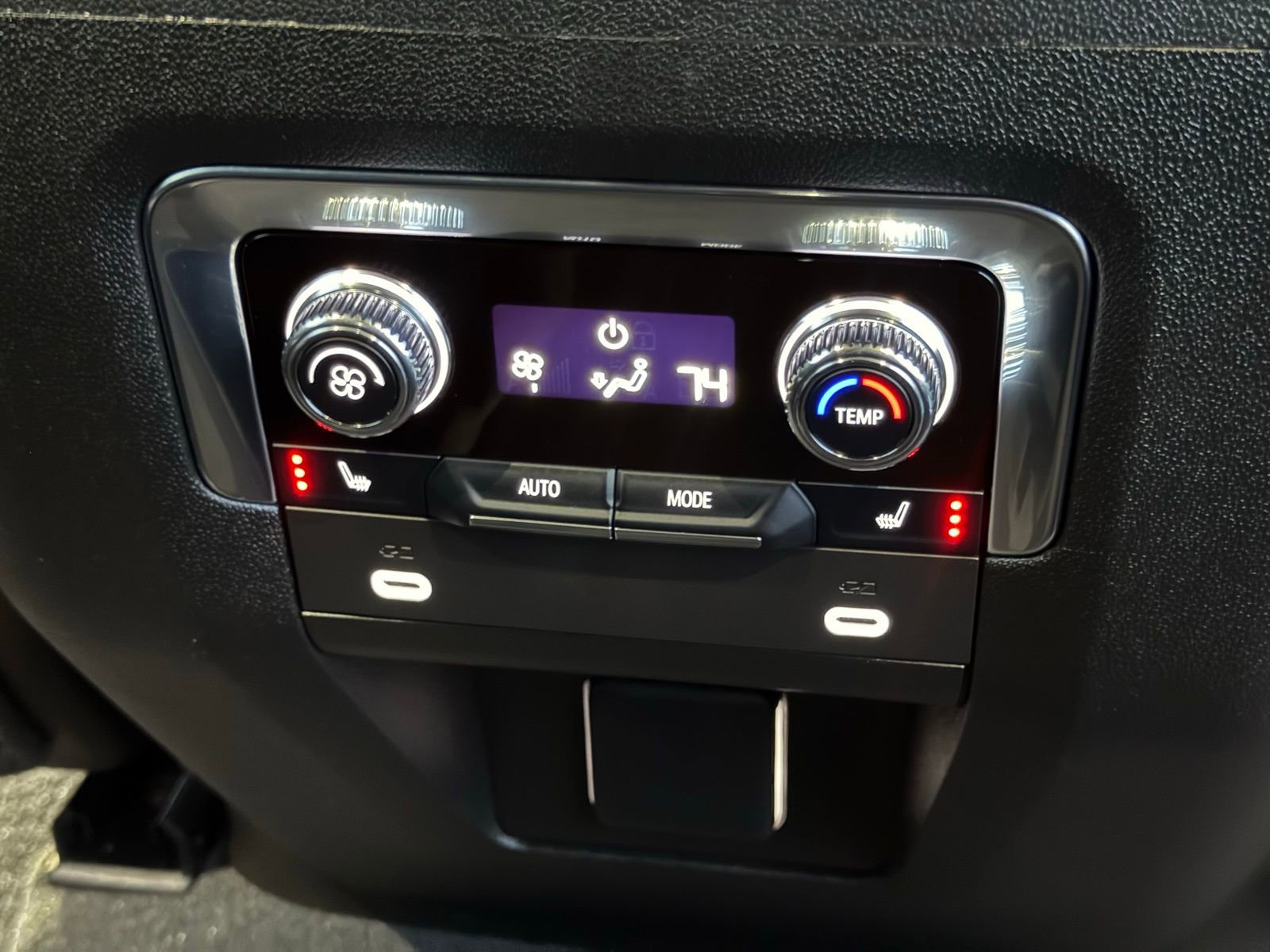 Used 2024 GMC Yukon SLT w/ SLT Luxury Package image 16