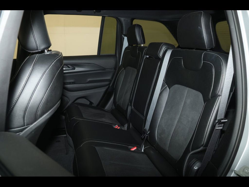 Used 2024 Jeep Grand Cherokee Altitude image 27