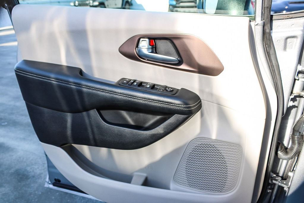 Used 2021 Chrysler Voyager L image 23