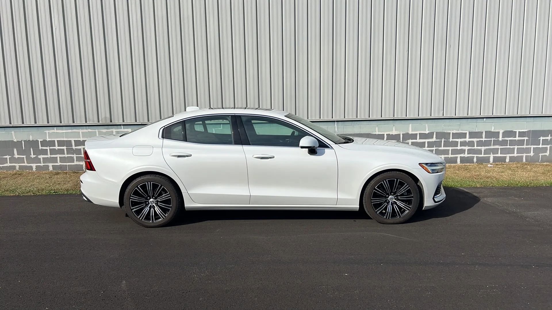 Used 2021 Volvo S60 T8 Inscription image 4