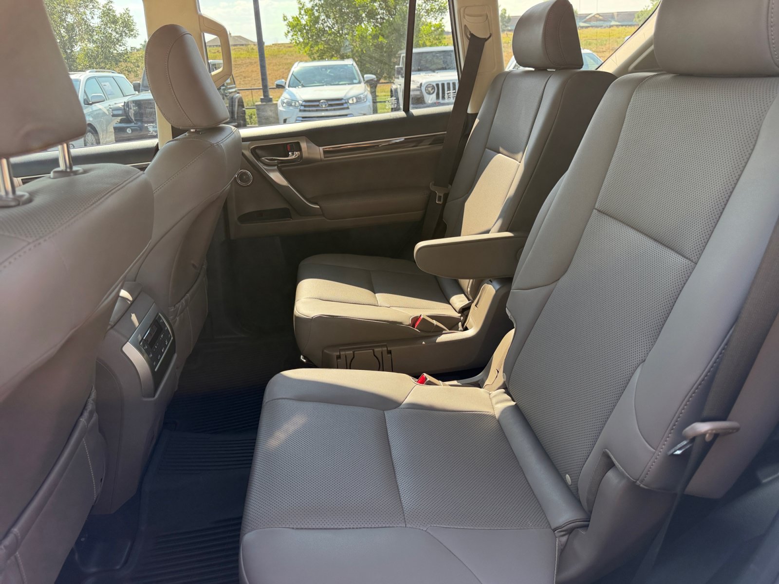 Used 2022 Lexus GX 460 Premium w/ Accessory Package AWD/4WD image 17