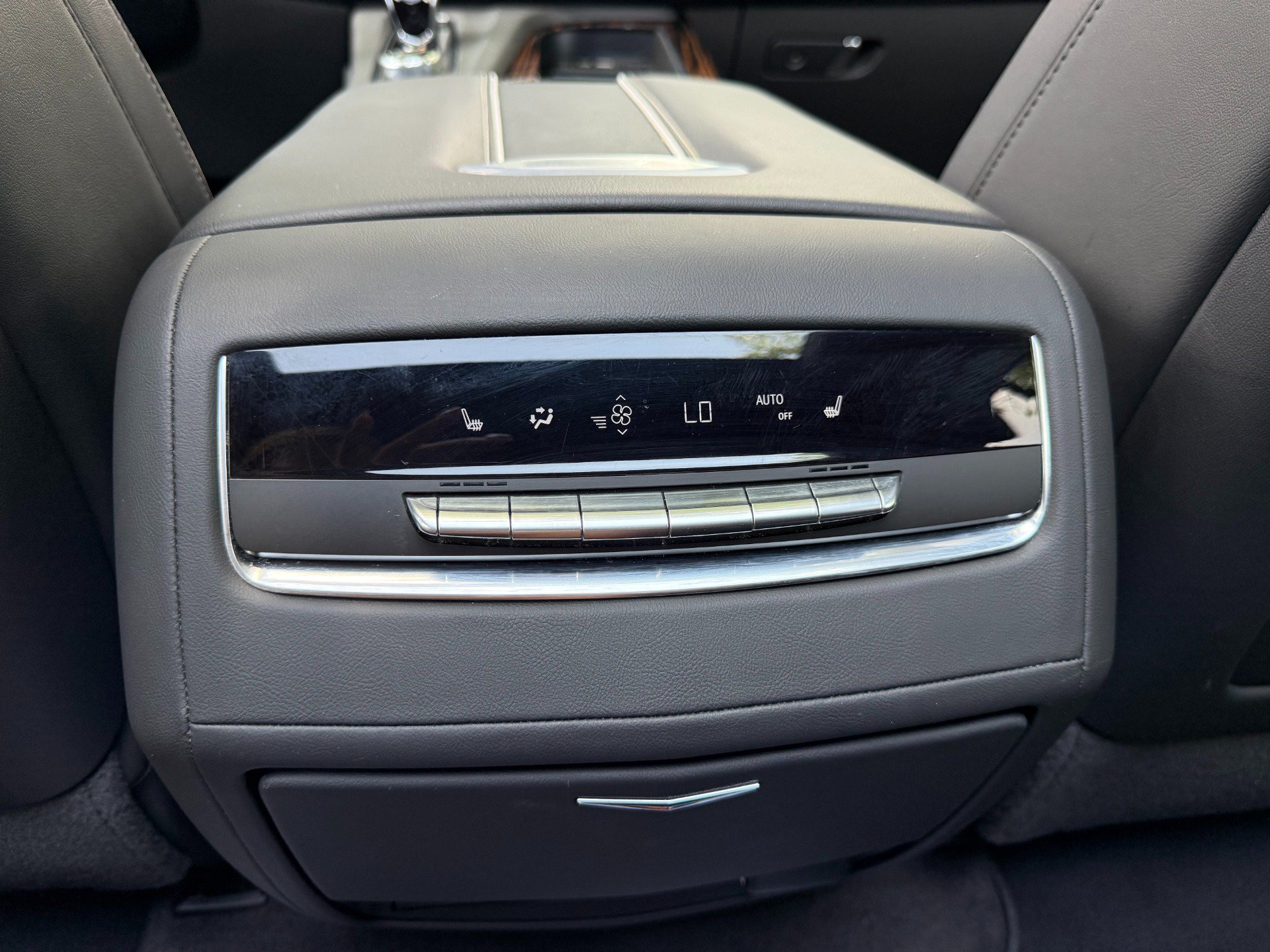Used 2024 Cadillac Escalade Premium Luxury AWD/4WD image 32