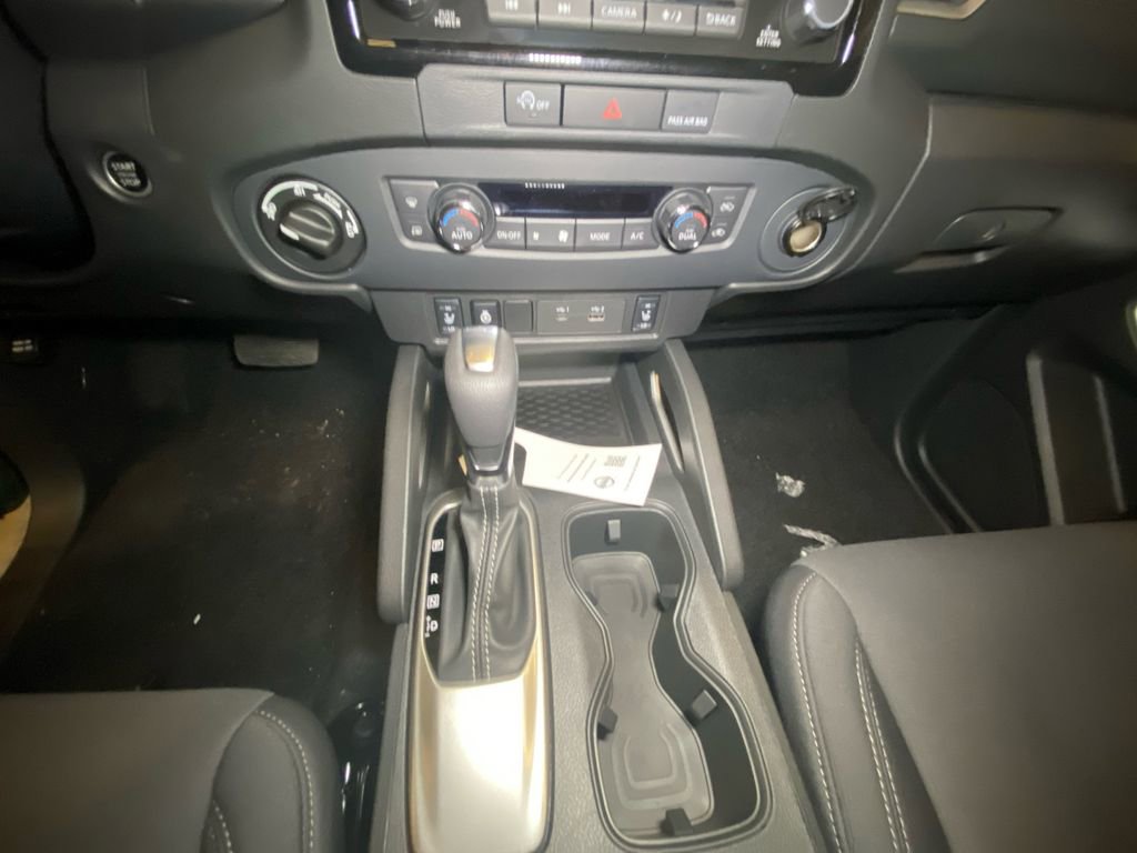 Used 2024 Nissan Frontier SV image 11