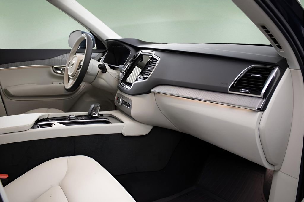 Certified 2025 Volvo XC90 B6 Plus w/ Protection Package Premier image 34