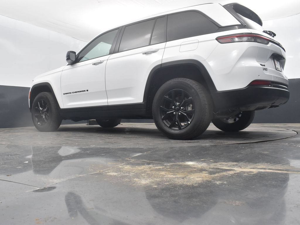 Used 2025 Jeep Grand Cherokee Altitude AWD/4WD image 48