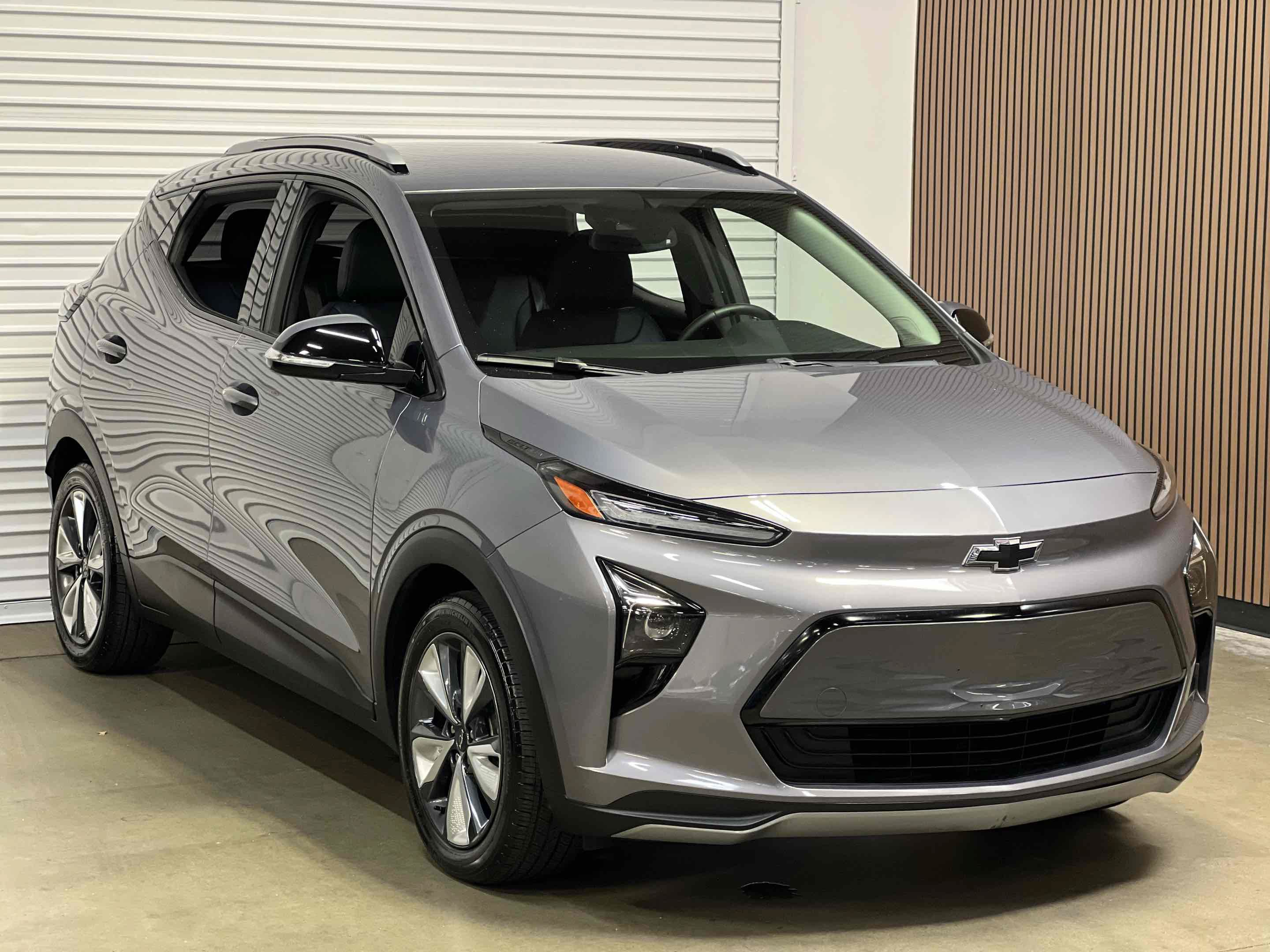 Used 2022 Chevrolet Bolt EUV LT w/ Convenience Package FWD image 3