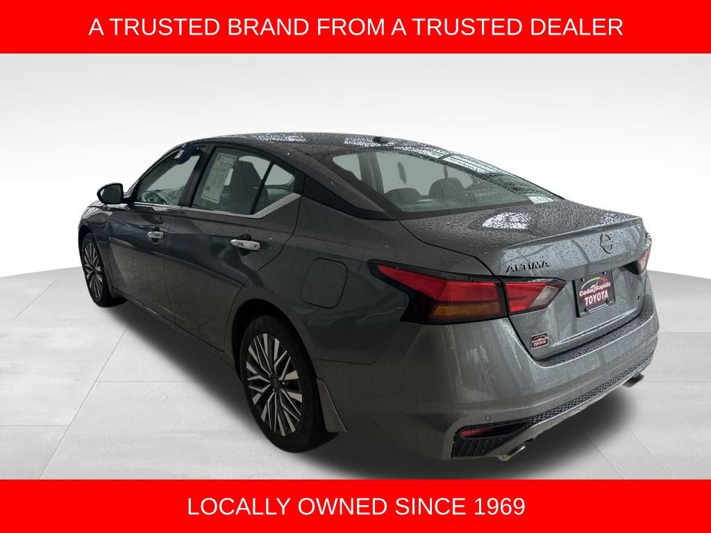 Used 2024 Nissan Altima 2.5 SV w/ SV Premium Package image 3