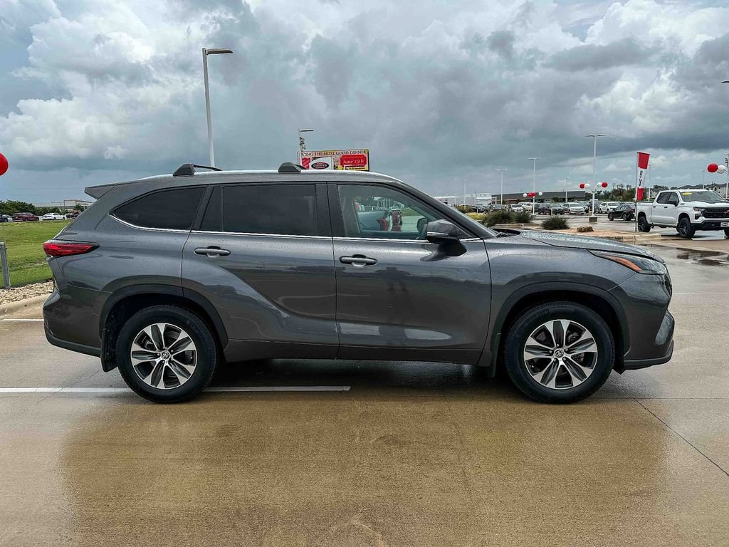 Used 2023 Toyota Highlander XLE AWD/4WD image 2