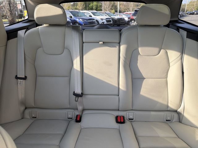 Used 2022 Volvo XC60 B5 Momentum image 31