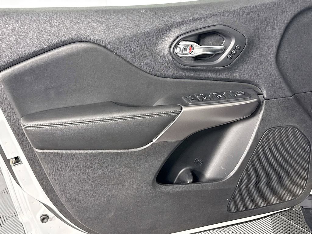 Used 2019 Jeep Cherokee Limited image 24