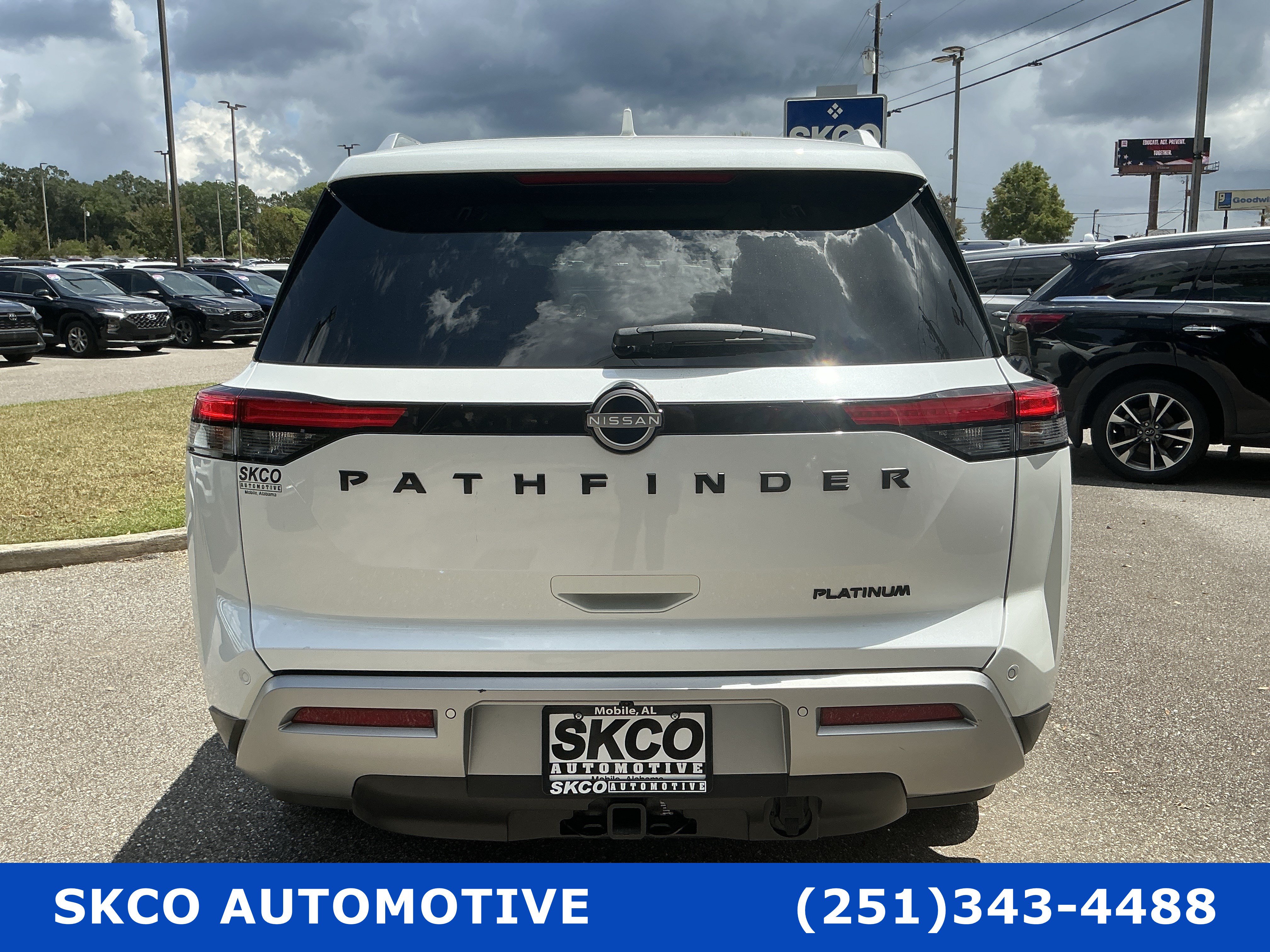 Used 2025 Nissan Pathfinder Platinum FWD image 4