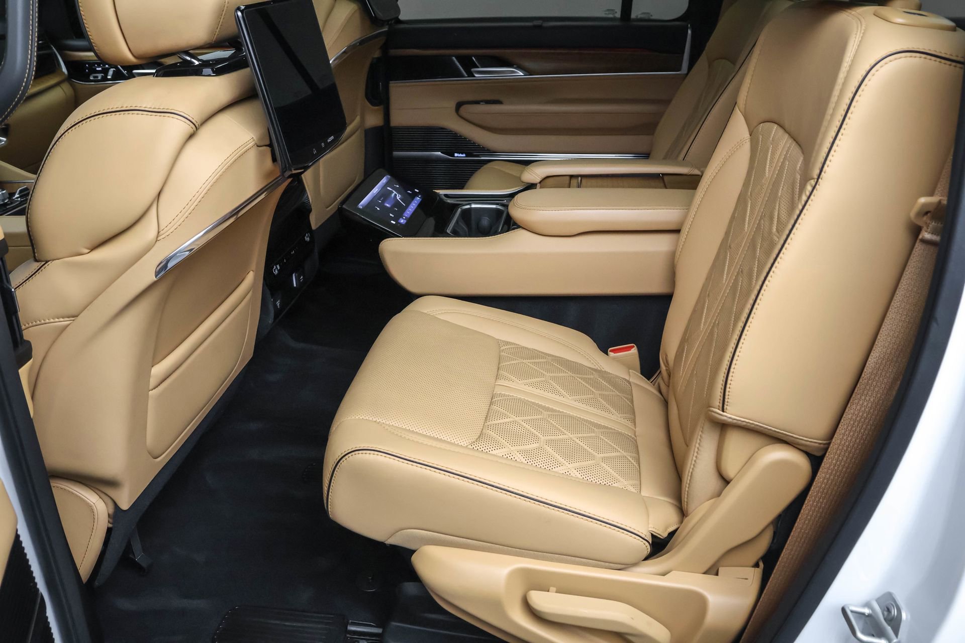 Used 2024 Jeep Grand Wagoneer Series III w/ Rear Seat Video Group 1 AWD/4WD image 27