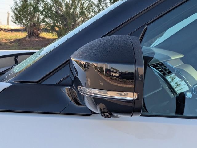 Used 2025 Land Rover Discovery Metropolitan Edition image 11