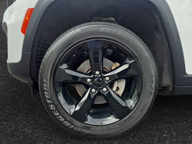 Used 2023 Jeep Grand Cherokee Altitude AWD/4WD image 4