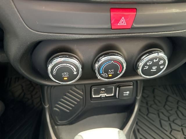 Used 2017 Jeep Renegade Altitude FWD image 11