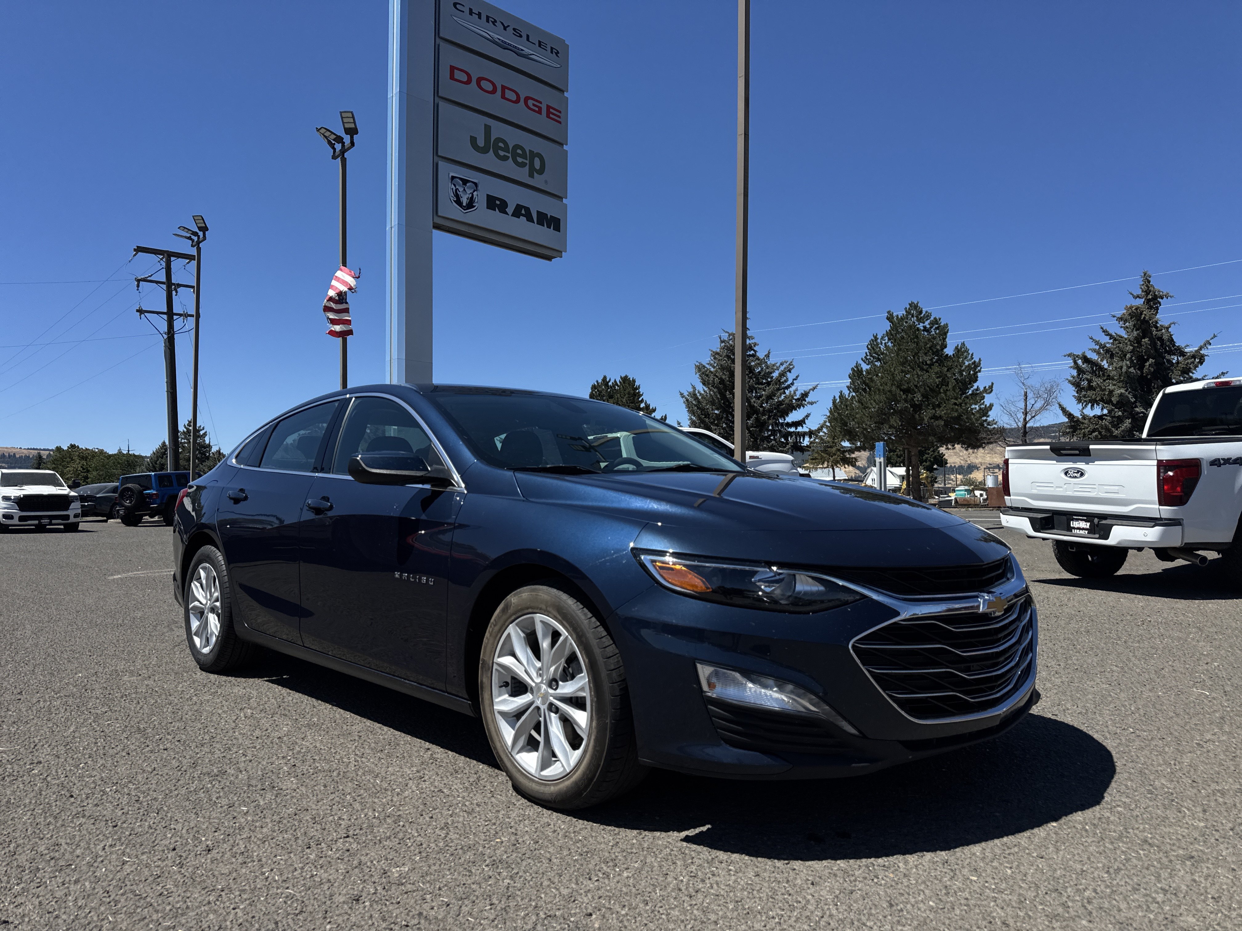 Used 2022 Chevrolet Malibu LT FWD image 1